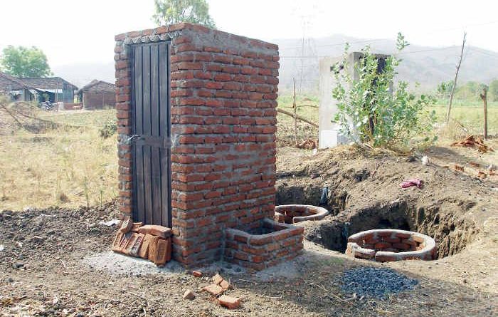 तमाम ग्राम पंचायतों में प्रधान और सचिव ने मिलकर किए खेल अधूरे पड़े शौचालय